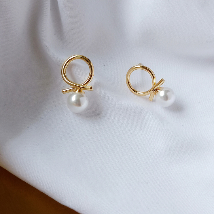 Loop Pearl Earrings