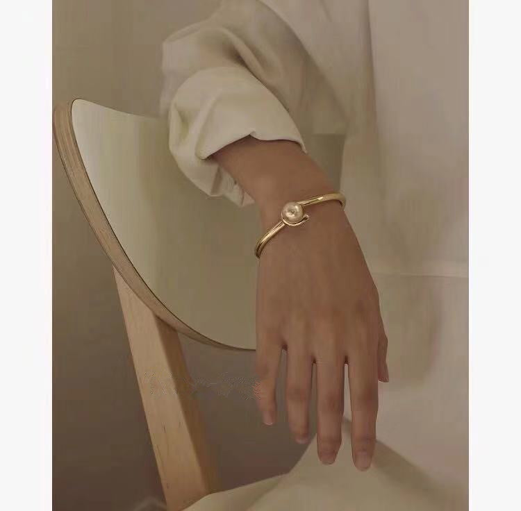 Simple Pearl Bracelet